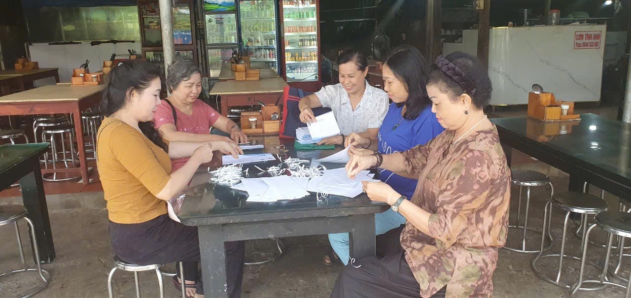 Các nhà báo nữ chuẩn bị tiền hỗ trợ từng gia đình Các nhà báo nữ chuẩn bị tiền hỗ trợ từng gia đình