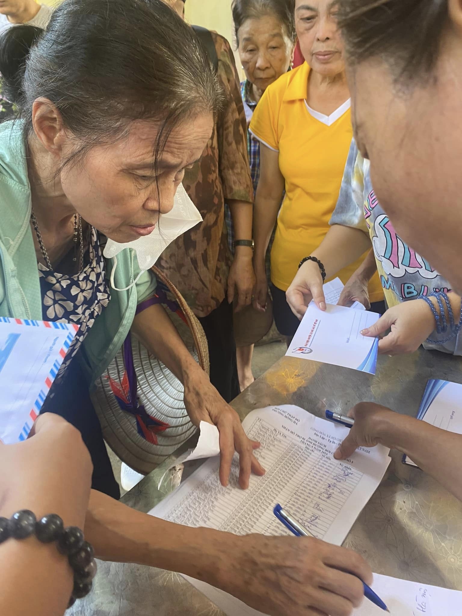 Người dân nhận hỗ trợ ký nhận theo danh sách do Hội CTĐ lập Người dân nhận hỗ trợ ký nhận theo danh sách do Hội CTĐ lập