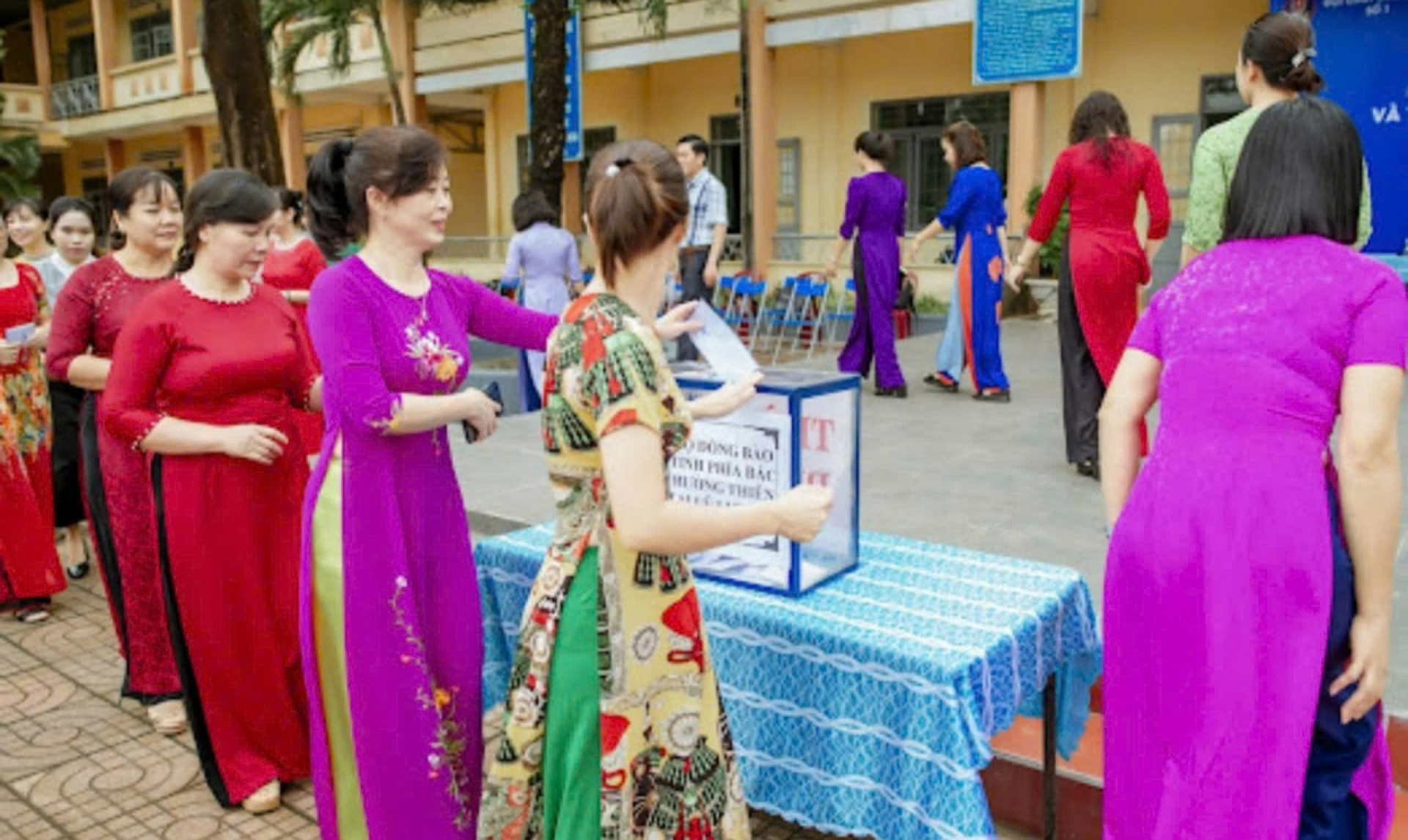 Cán bộ, giáo viên trường THCS Huỳnh Thúc Kháng quyên góp ủng hộ cho đồng bào bị thiệt hại do bão Yagi Cán bộ, giáo viên trường THCS Huỳnh Thúc Kháng quyên góp ủng hộ cho đồng bào bị thiệt hại do bão Yagi