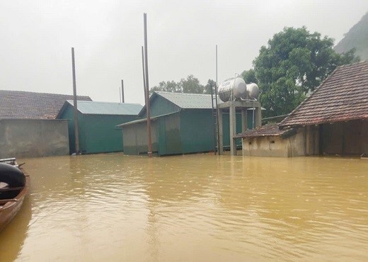 Người dân vùng ngập lũ tỉnh Quảng Bình đã chủ động di chuyển đồ đạc đến nơi an toàn. Người dân vùng ngập lũ tỉnh Quảng Bình đã chủ động di chuyển đồ đạc đến nơi an toàn.