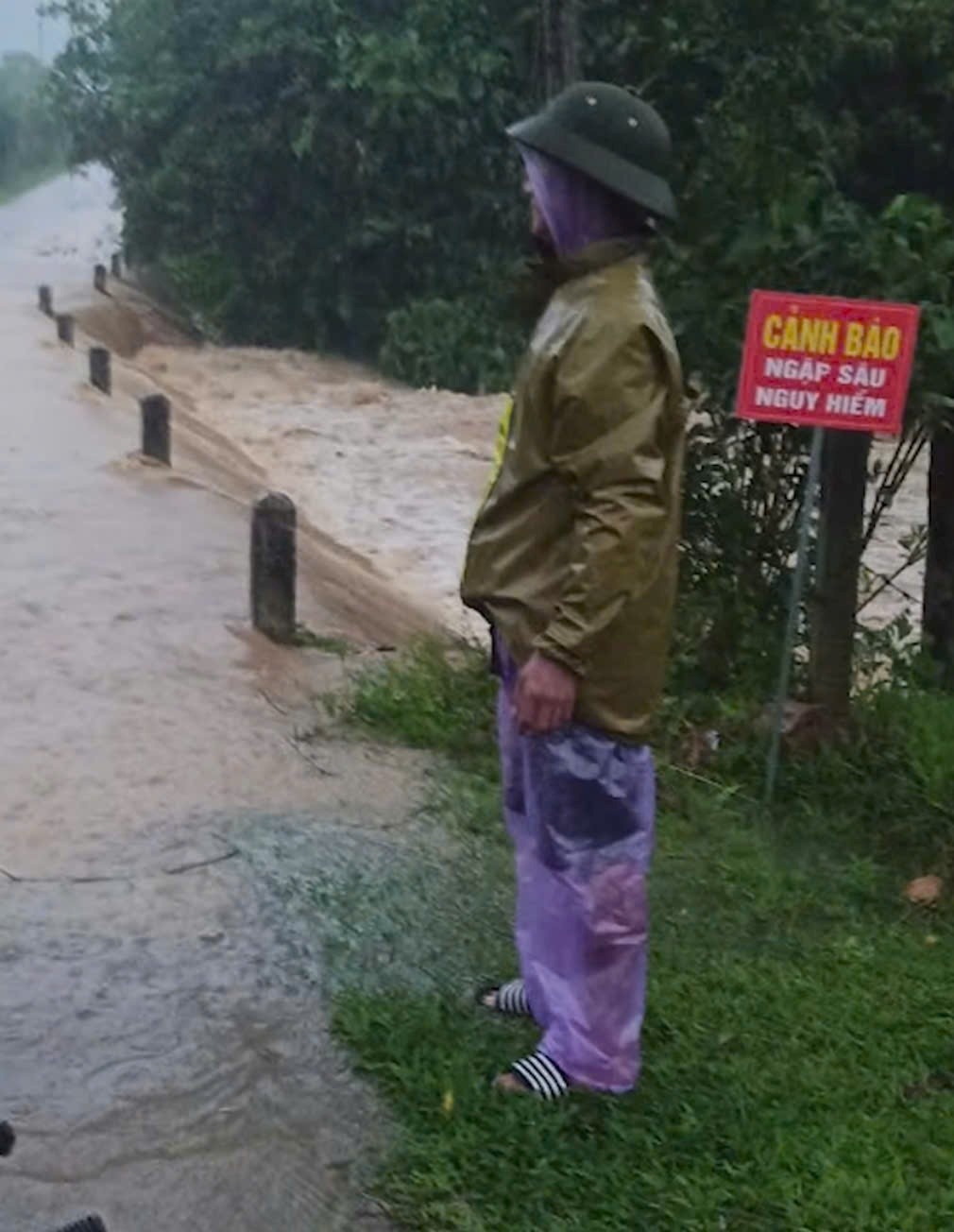 Mưa lớn tại Hà Tĩnh và Quảng Bình khiến nhiều thôn, bản bị chia cắt Mưa lớn tại Hà Tĩnh và Quảng Bình khiến nhiều thôn, bản bị chia cắt