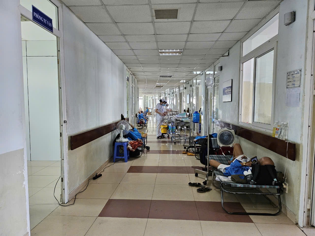 Bệnh nhân nằm bằng giường xếp kê dọc hành lang, lối đi - Ảnh: VGP