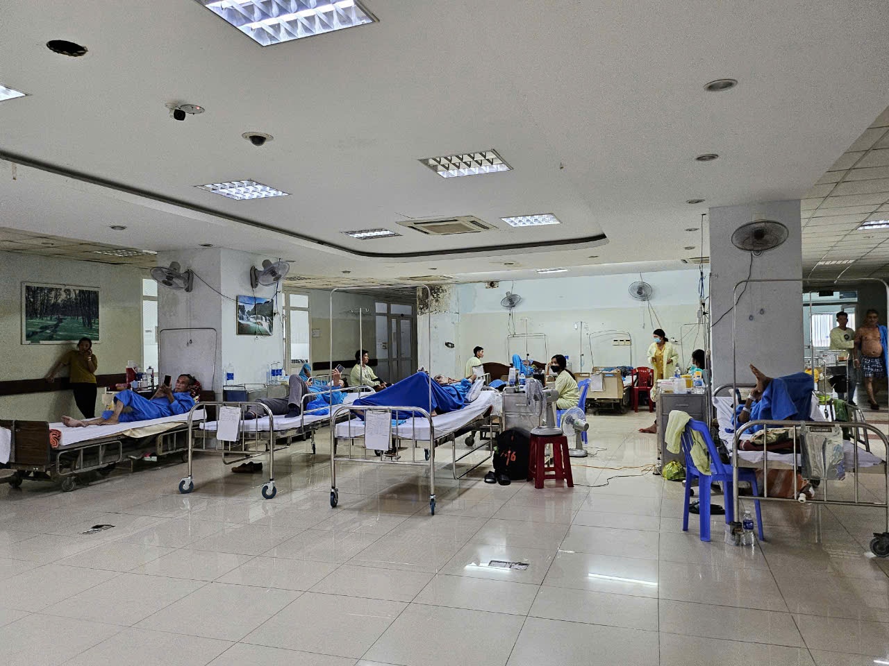 Ngay cả ở khu vực sảnh công cộng cũng được tận dụng để đặt giường điều trị cho bệnh nhân - Ảnh: VGP