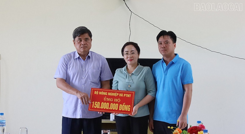 undefined Dịp này, Bộ Nông nghiệp và Phát triển nông thôn đã ủng hộ xã Trịnh Tường, huyện Bát Xát 150 triệu đồng để khắc phục hậu quả thiên tai.