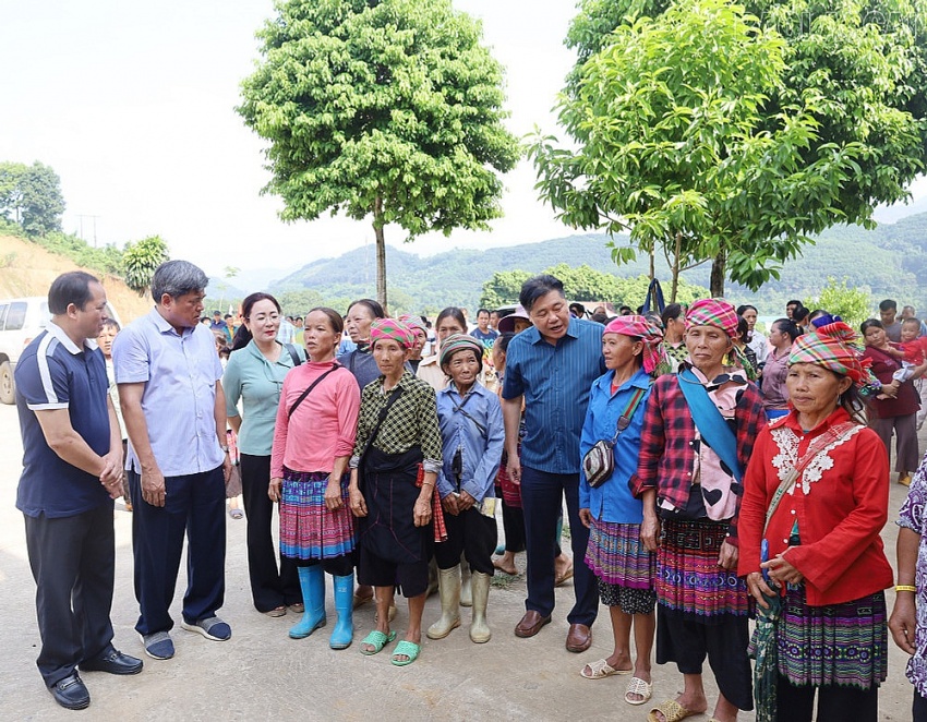 undefined Đoàn công tác động viên người dân sớm vượt qua khó khăn, ổn định cuộc sống.