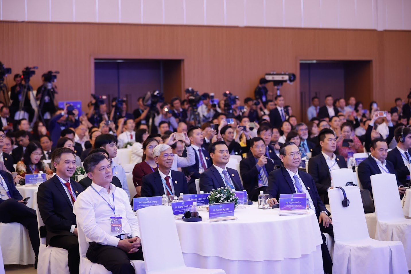 Các đại biểu dự đối thoại. Các đại biểu dự đối thoại.