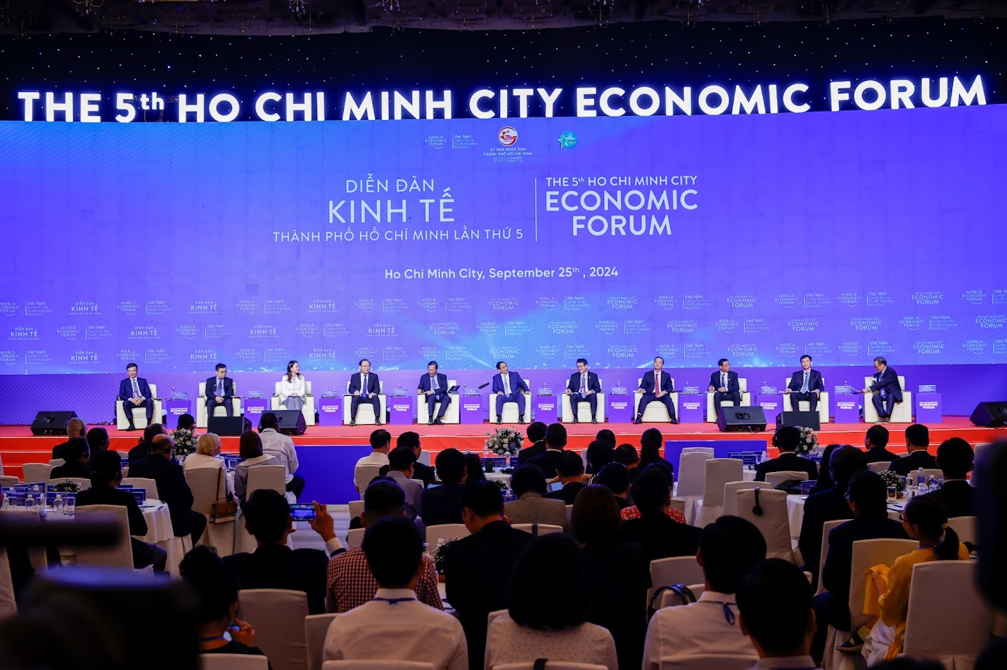 Thủ tướng: Chuyển đổi là yêu cầu khách quan, lựa chọn chiến lược, ưu tiên hàng đầu Thủ tướng: Chuyển đổi là yêu cầu khách quan, lựa chọn chiến lược, ưu tiên hàng đầu
