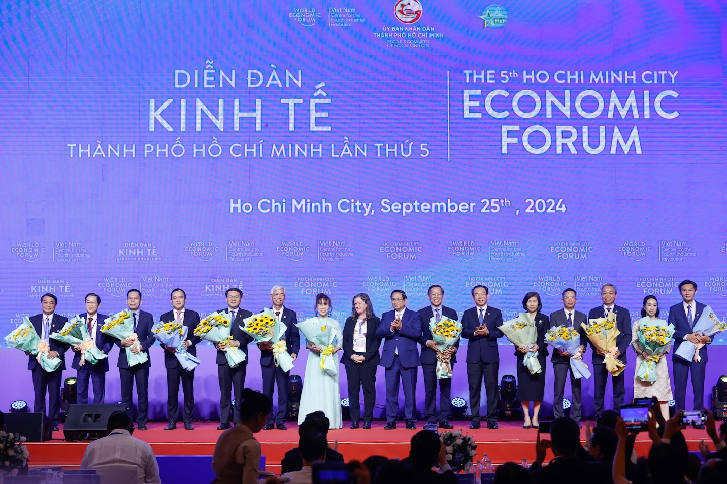 Thủ tướng Phạm Minh Chính lãnh đạo thành phố Hồ Chí Minh cùng các đại biểu tham dự diễn đàn. Ảnh VGP/Nhật Bắc Thủ tướng Phạm Minh Chính lãnh đạo thành phố Hồ Chí Minh cùng các đại biểu tham dự diễn đàn. Ảnh VGP/Nhật Bắc