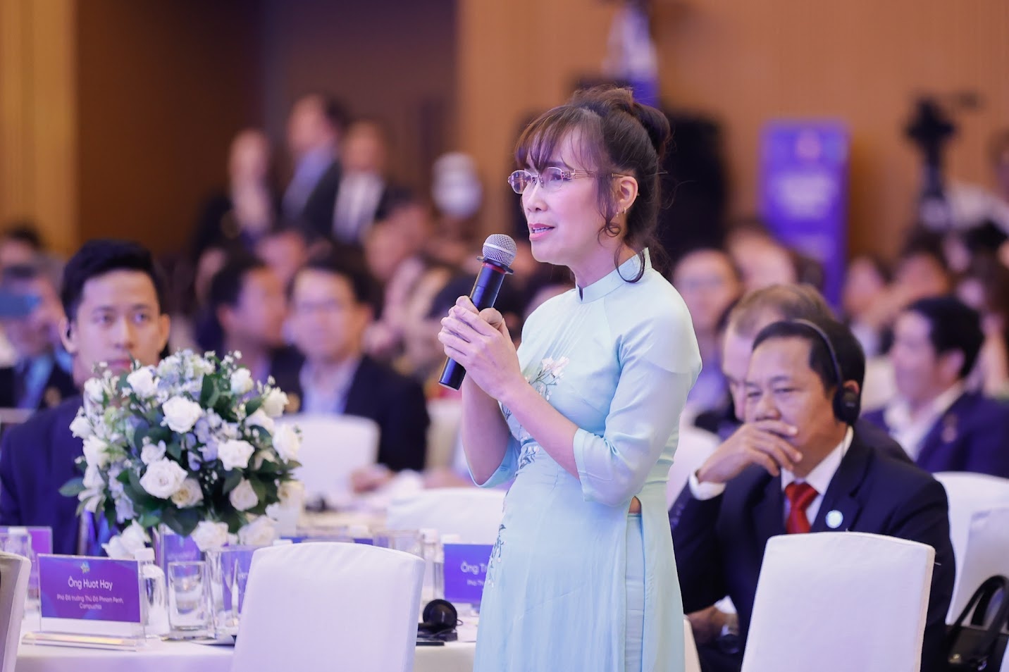 Bà Nguyễn Thị Phương Thảo, Chủ tịch Tập đoàn SOVICO nêu câu hỏi với Thủ tướng Phạm Minh Chính. Bà Nguyễn Thị Phương Thảo, Chủ tịch Tập đoàn SOVICO nêu câu hỏi với Thủ tướng Phạm Minh Chính.