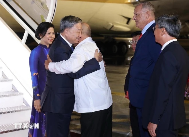 Ủy viên Bộ Chính trị, Thường trực Ban Bí thư Đảng Cộng sản Cuba Roberto Morales Ojeda đón Tổng Bí thư, Chủ tịch nước Tô Lâm và Phu nhân tại Sân bay Quốc tế José Martí, thủ đô La Habana. (Ảnh: TTXVN) Ủy viên Bộ Chính trị, Thường trực Ban Bí thư Đảng Cộng sản Cuba Roberto Morales Ojeda đón Tổng Bí thư, Chủ tịch nước Tô Lâm và Phu nhân tại Sân bay Quốc tế José Martí, thủ đô La Habana. (Ảnh: TTXVN)