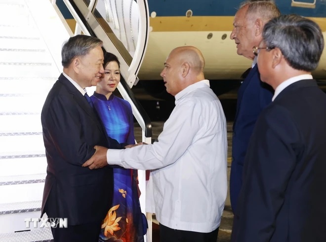 Ủy viên Bộ Chính trị, Thường trực Ban Bí thư Đảng Cộng sản Cuba Roberto Morales Ojeda đón Tổng Bí thư, Chủ tịch nước Tô Lâm và Phu nhân tại Sân bay Quốc tế José Martí, thủ đô La Habana. (Ảnh: TTXVN) Ủy viên Bộ Chính trị, Thường trực Ban Bí thư Đảng Cộng sản Cuba Roberto Morales Ojeda đón Tổng Bí thư, Chủ tịch nước Tô Lâm và Phu nhân tại Sân bay Quốc tế José Martí, thủ đô La Habana. (Ảnh: TTXVN)