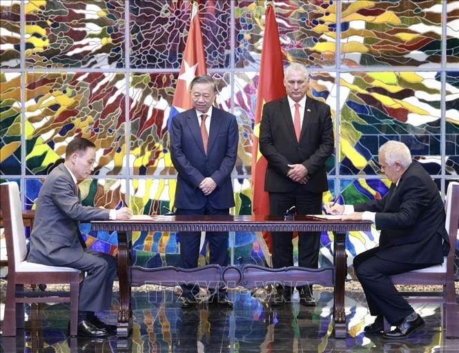 Tổng Bí thư, Chủ tịch nước Tô Lâm và Bí thư thứ nhất Đảng Cộng sản Cuba, Chủ tịch Cuba Miguel Diaz Canel Bermudez chứng kiến Lễ ký kết văn kiện hợp tác giữa Ban Đối ngoại Trung ương Đảng Cộng sản Việt Nam và Ban Đối ngoại Trung ương Đảng Cộng sản Cuba Tổng Bí thư, Chủ tịch nước Tô Lâm và Bí thư thứ nhất Đảng Cộng sản Cuba, Chủ tịch Cuba Miguel Diaz Canel Bermudez chứng kiến Lễ ký kết văn kiện hợp tác giữa Ban Đối ngoại Trung ương Đảng Cộng sản Việt Nam và Ban Đối ngoại Trung ương Đảng Cộng sản Cuba
