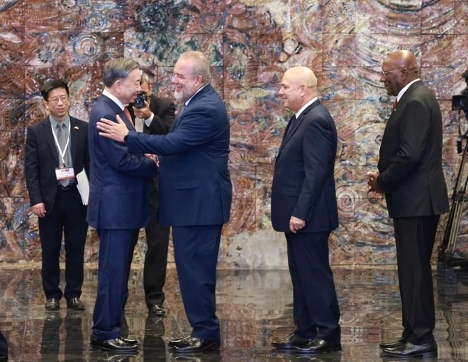 Các đồng chí Lãnh đạo Đảng, Nhà nước Cuba chúc mừng Tổng Bí thư, Chủ tịch nước Tô Lâm. (Ảnh: Lâm Khánh/TTXVN) Các đồng chí Lãnh đạo Đảng, Nhà nước Cuba chúc mừng Tổng Bí thư, Chủ tịch nước Tô Lâm. (Ảnh: Lâm Khánh/TTXVN)