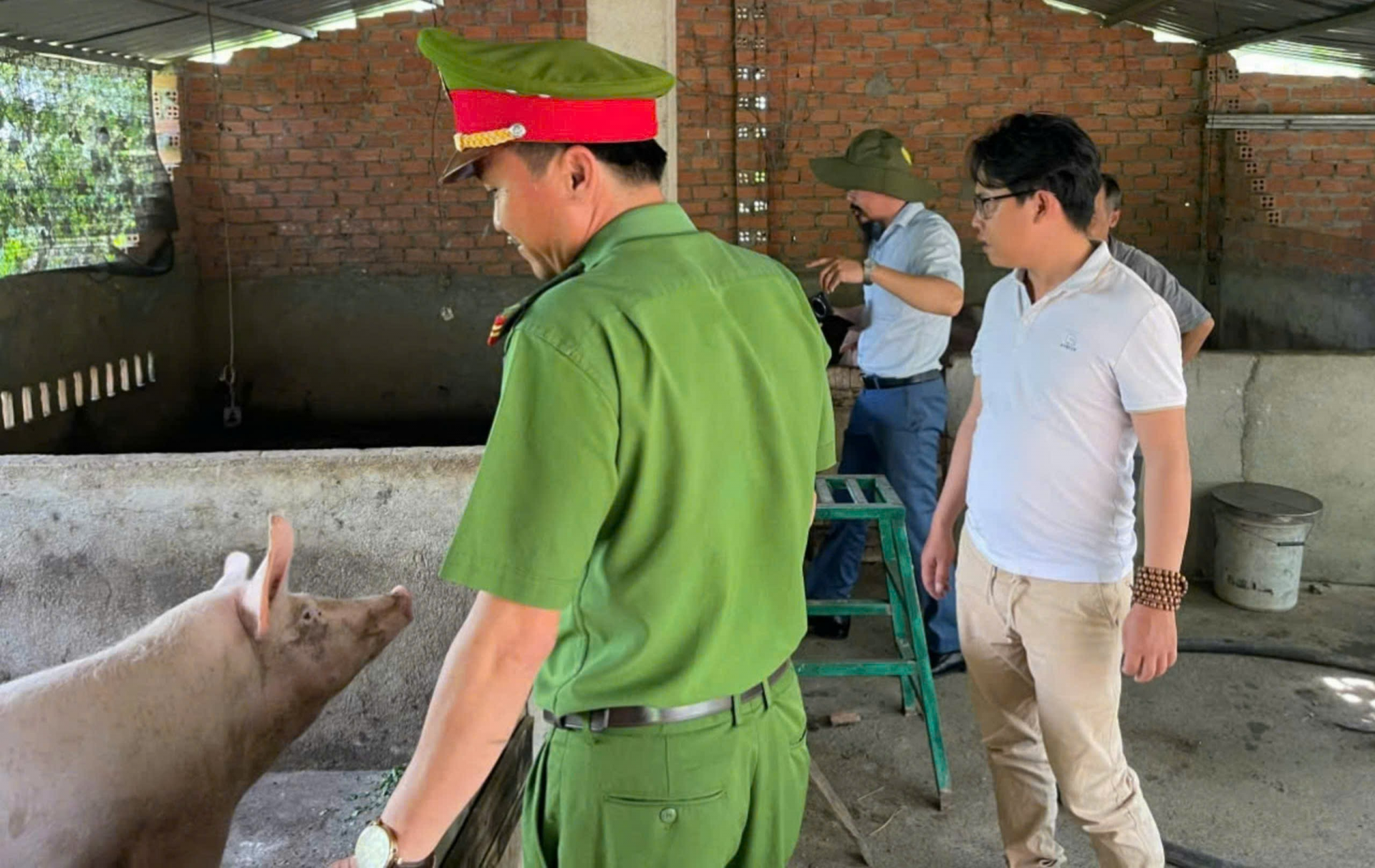 Tham quan mô hình làm kinh tế của công dân vừa tái nhập cộng đồng