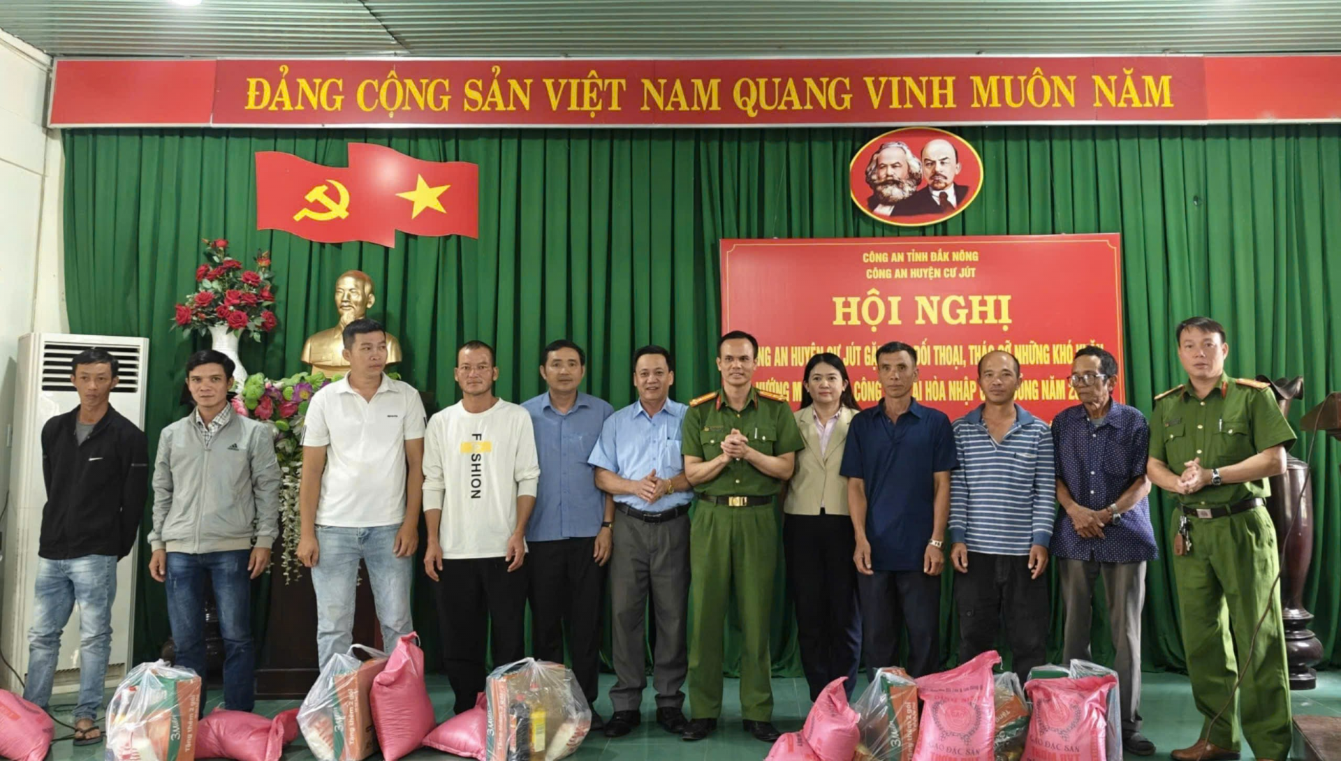 Công an huyện Cư Jút tặng quà các công dân tái nhập cộng đồng