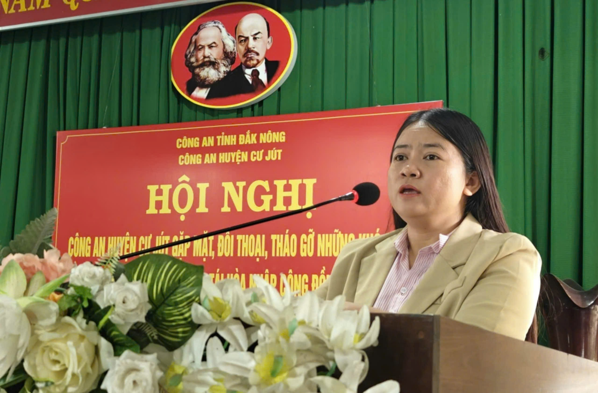 Bà Nguyễn Thị Quỳnh Giao - Phó giám đốc ngân hàng chính sách huyện Cư Jút phát biểu tại hội nghị