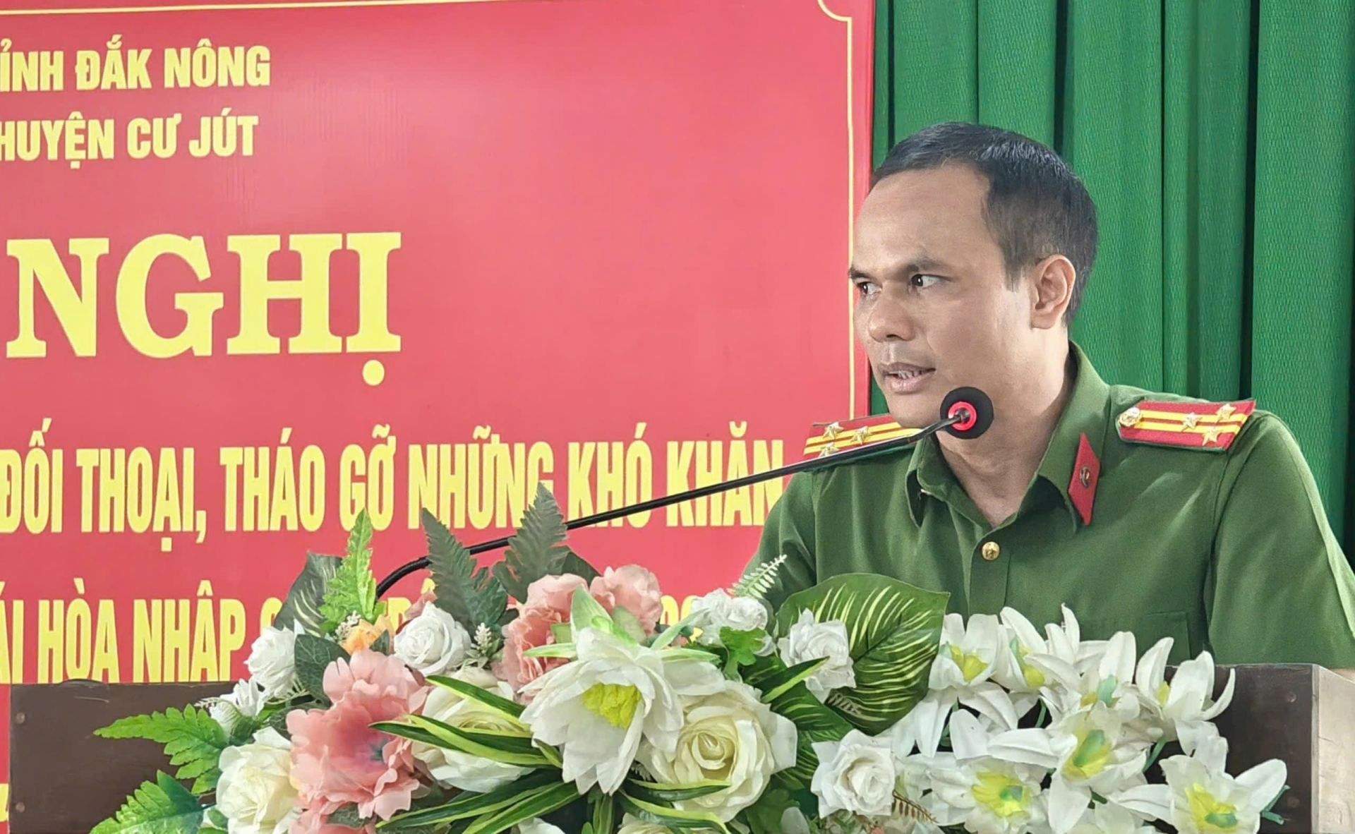 Thượng tá Nguyễn Trung Hữu - Trưởng Công an huyện Cư Jút phát biểu tại hội nghị