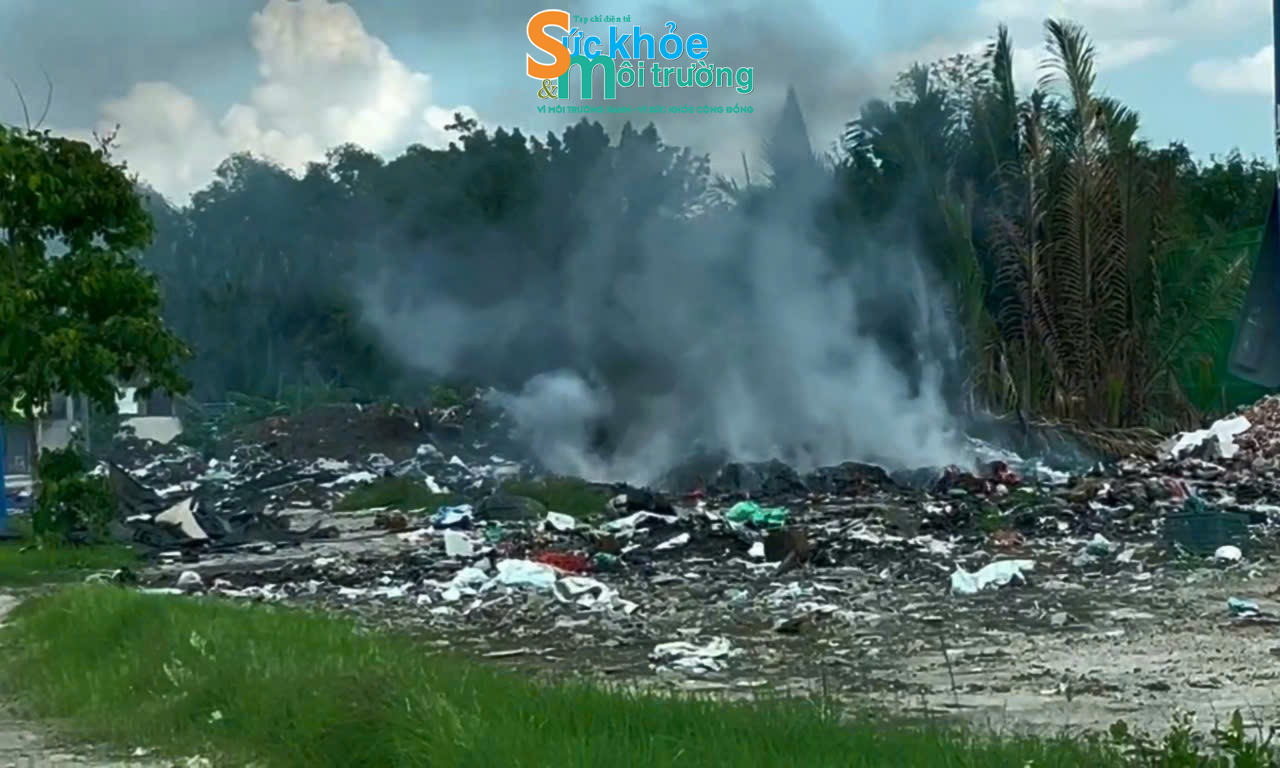 Khói mịt mù đang bốc lên từ bãi rác