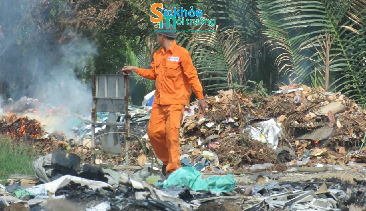 Không chỉ đổ thải trái phép gây ô nhiễm môi trường, công nhân Công ty CP Công trình Giao thông Sài Gòn còn đốt rác trước khi rời đi, gây ảnh hưởng đến an toàn cháy nổ