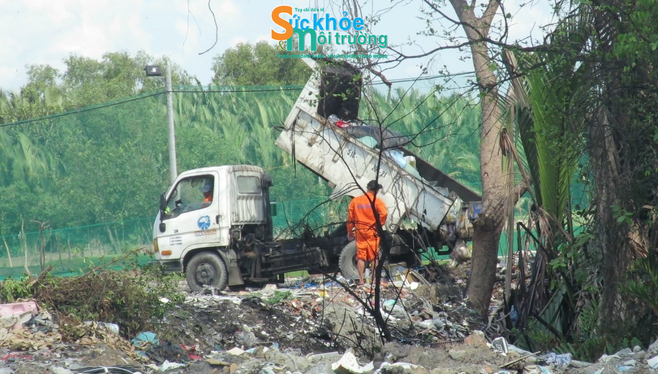 Xe chở chất thải của Công ty CP Công trình Giao thông Sài Gòn thực hiện đổ thải trái phép trên đường Liên Phường