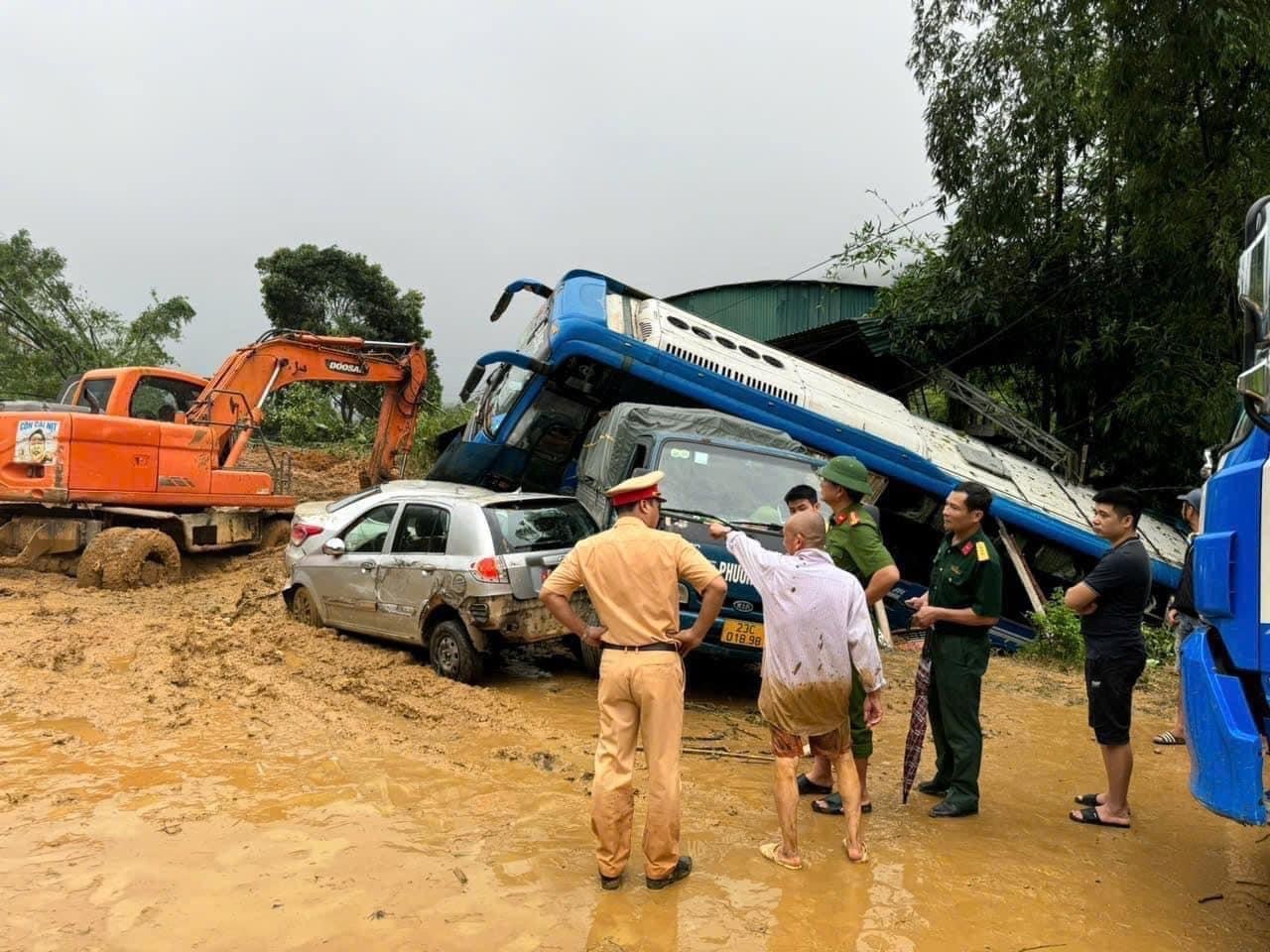 Bắc Quang (Hà Giang): Nhanh chóng khắc phục hậu quả vụ sạt lở nghiêm trọng trên Quốc lộ 2