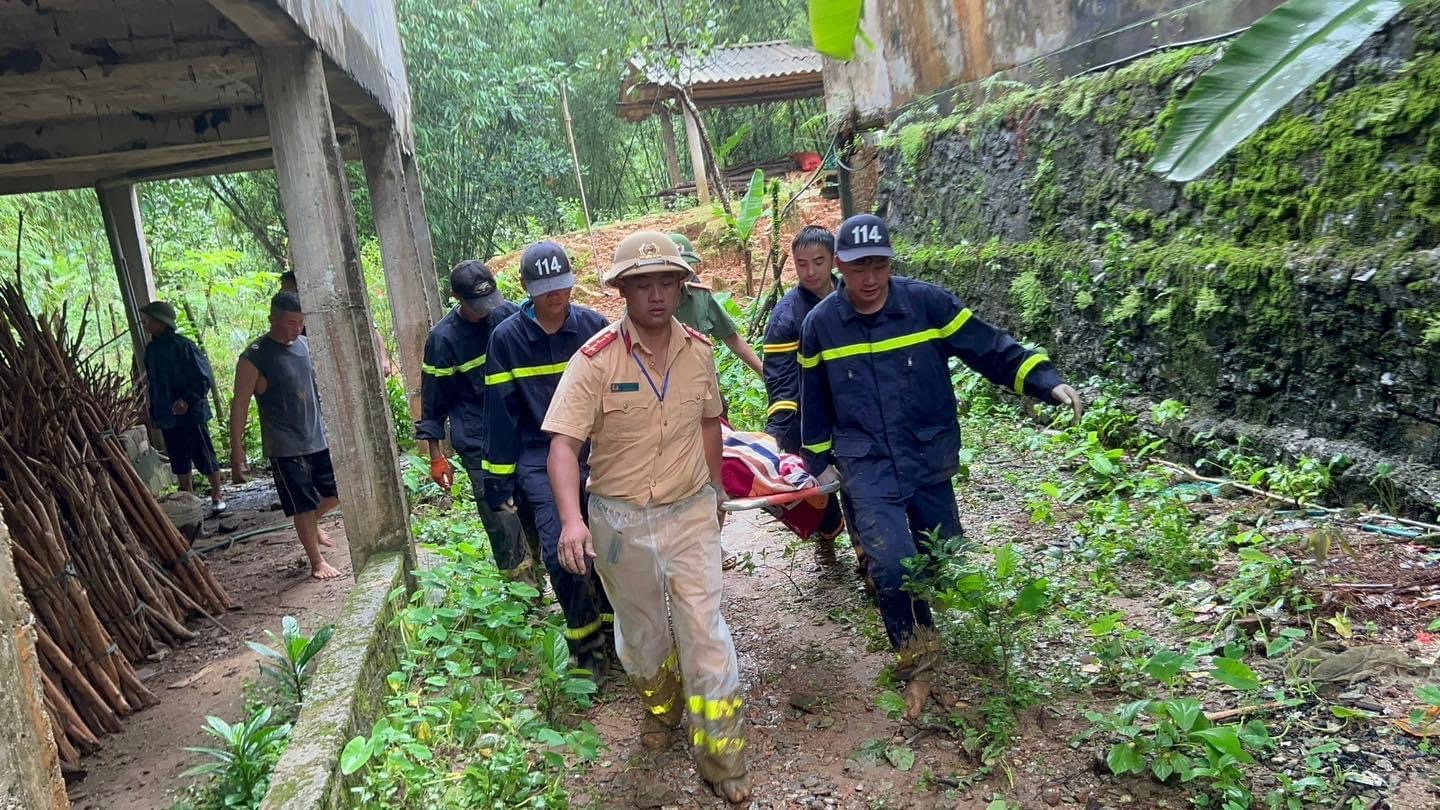 Bắc Quang (Hà Giang): Nhanh chóng khắc phục hậu quả vụ sạt lở nghiêm trọng trên Quốc lộ 2