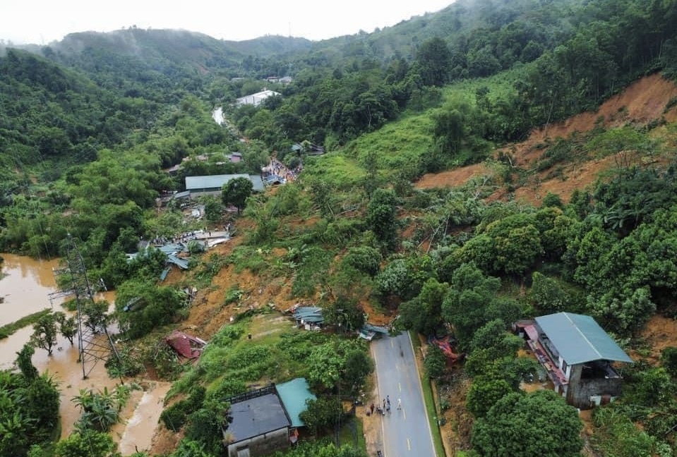 Bắc Quang (Hà Giang): Nhanh chóng khắc phục hậu quả vụ sạt lở nghiêm trọng trên Quốc lộ 2