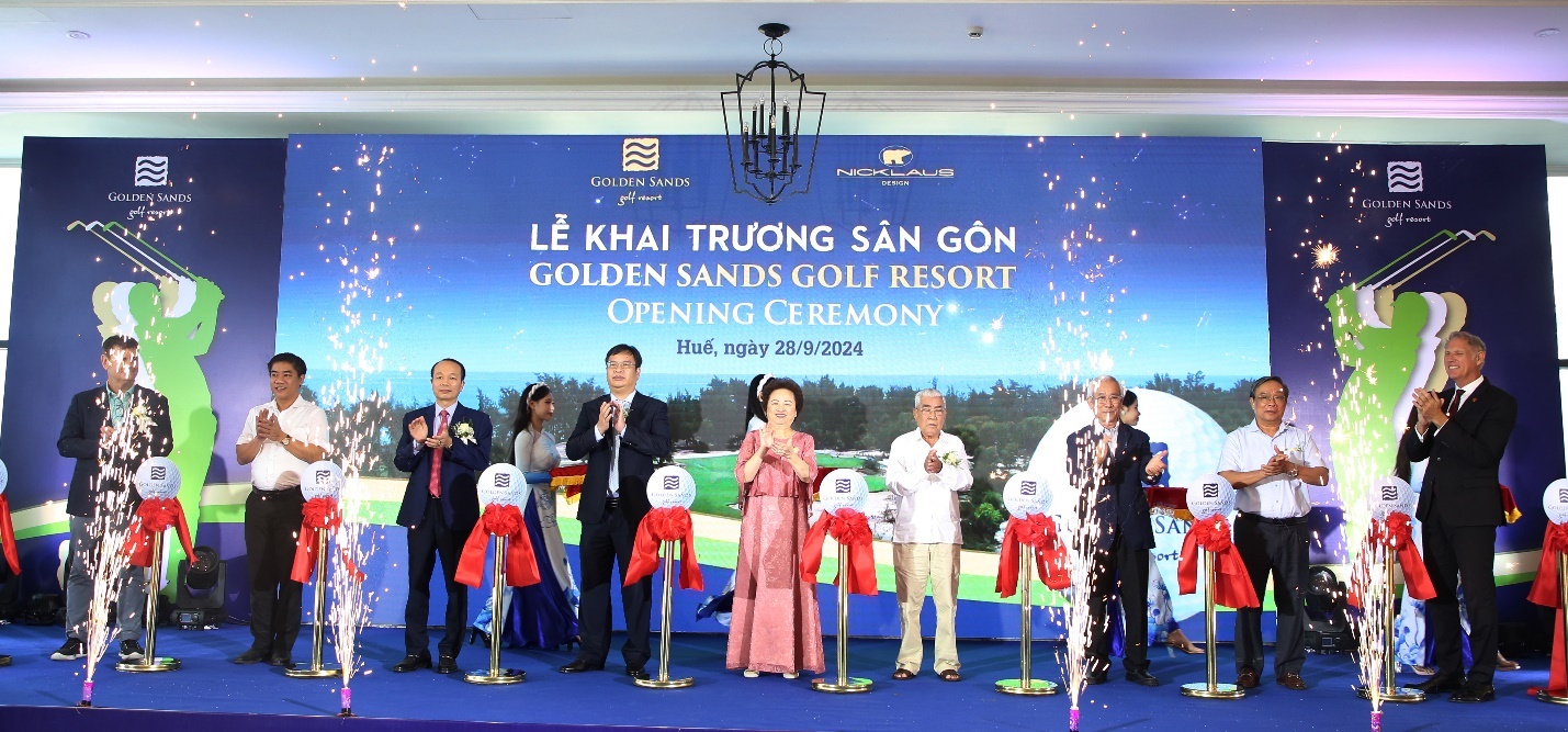 Các vị đại biểu thực hiện nghi lễ cắt băng tại lễ khai trương sân gôn Golden Sands Golf Resort