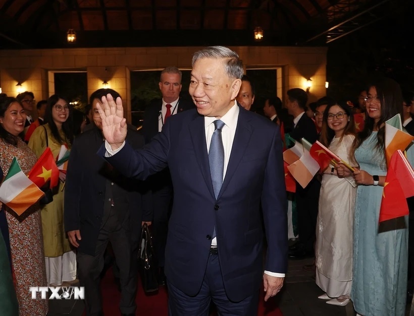 Cán bộ, nhân viên Đại sứ quán và sinh viên Việt Nam đón Tổng Bí thư, Chủ tịch nước Tô Lâm. (Ảnh: TTXVN) Cán bộ, nhân viên Đại sứ quán và sinh viên Việt Nam đón Tổng Bí thư, Chủ tịch nước Tô Lâm. (Ảnh: TTXVN)