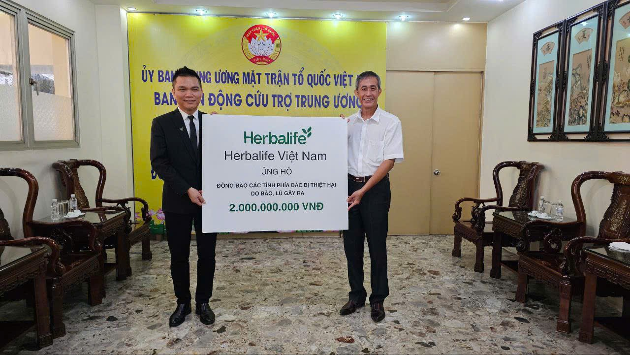  Ảnh:  Đại diện Herbalife Việt Nam trao số tiền đóng góp cho Mặt Trận Tổ Quốc Việt Nam
