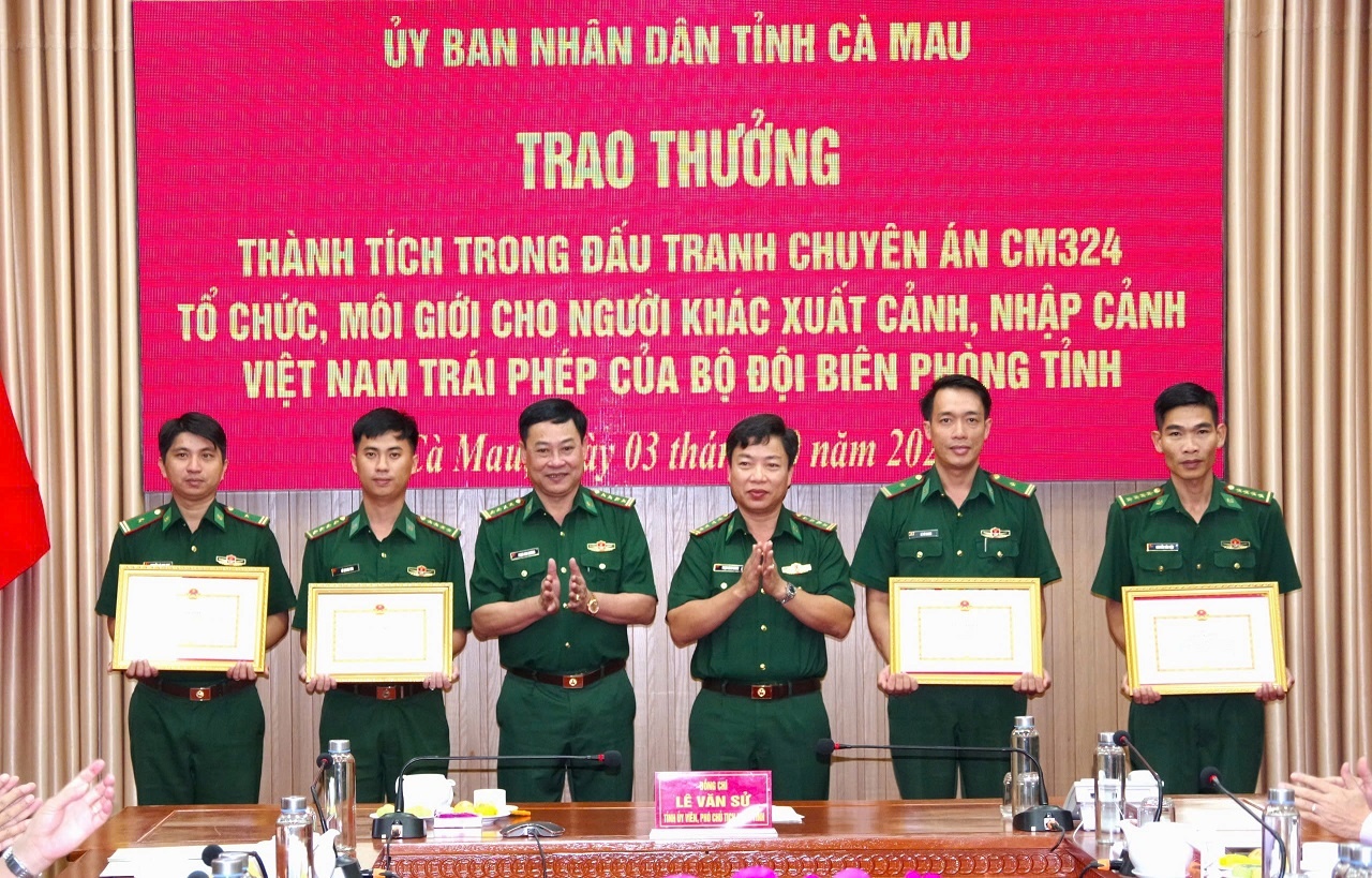 UBND tỉnh Cà Mau tặng Bằng khen cho 5 cán bộ thuộc Bộ đội Biên phòng tỉnh UBND tỉnh Cà Mau tặng Bằng khen cho 5 cán bộ thuộc Bộ đội Biên phòng tỉnh
