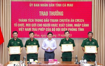 ubnd tinh ca mau tang bang khen cho 5 can bo thuoc bo doi bien phong tinh
