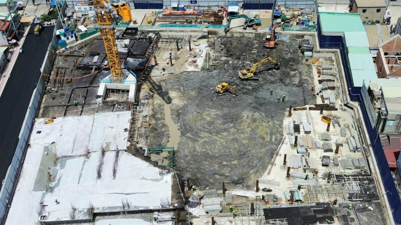 Công trình dự án khu căn hộ Ngọc Lục Bảo 68 - The Emerald 68 từ cổng số 79 Đại lộ Bình Dương. 