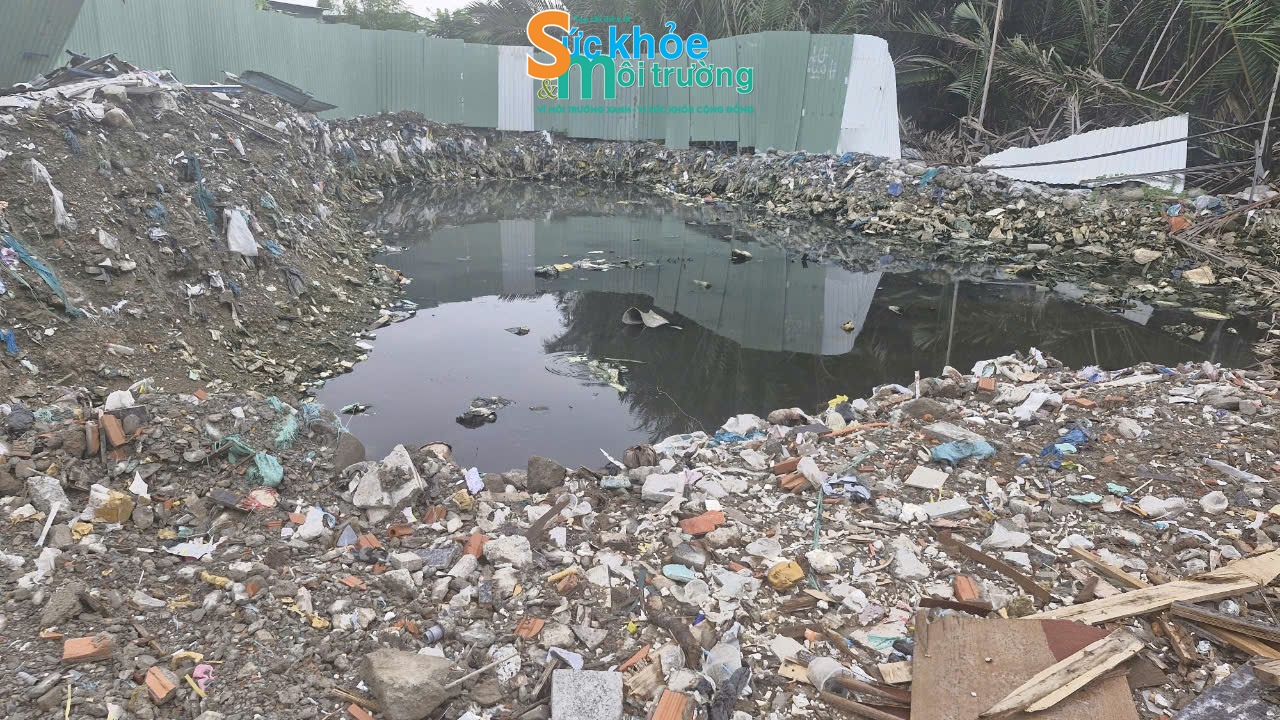 Một khu vực nước rỉ ra và đọng lại tại khu vực trôn lấp rác thải