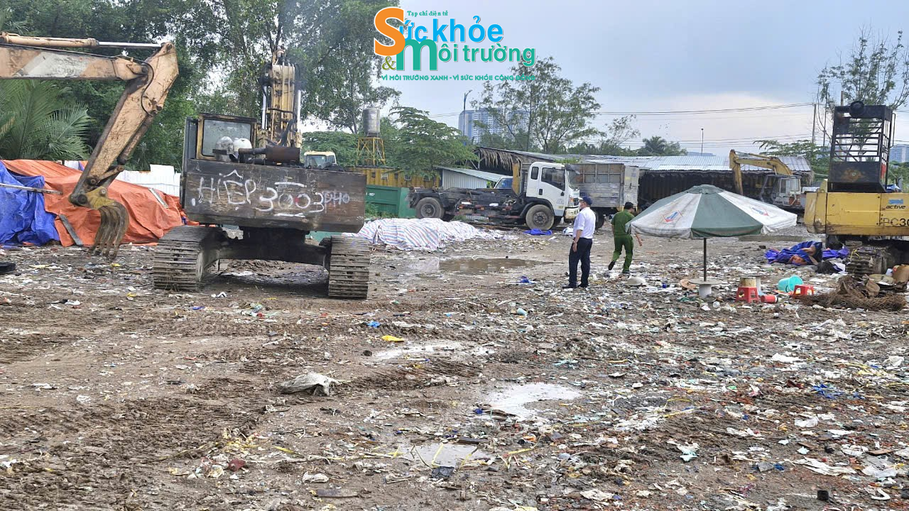 Lực lượng chức năng đang tiến hành khai quật bãi chôn lấp rác thải