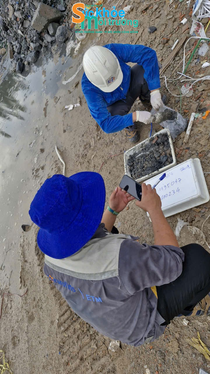 Công tác khai quật và lấy vật mẫu đi giám định