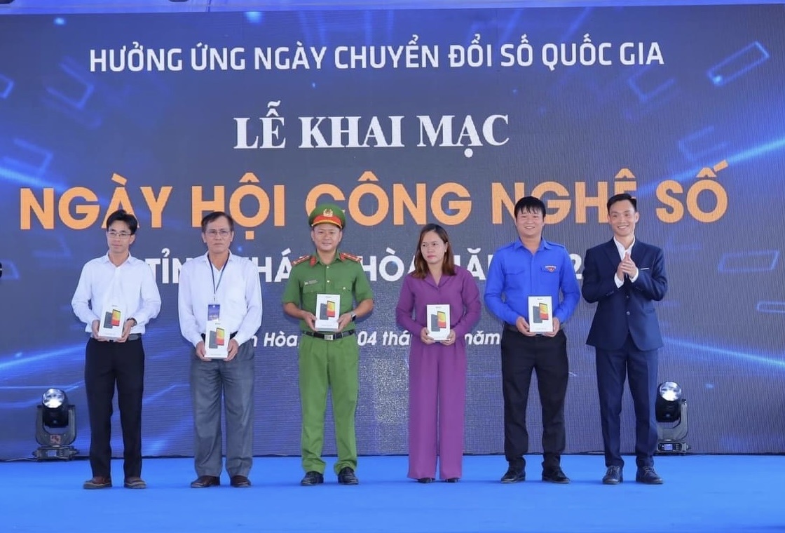 Công ty Cổ phần Tập đoàn Xelex trao tặng máy tính bảng cho một số tổ công nghệ số cộng đồng và triển khai Đề án 06.