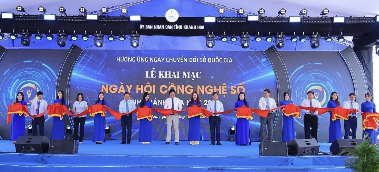 Các đại biểu cắt băng khai mạc Ngày hội công nghệ số tỉnh Khánh Hòa năm 2024.  