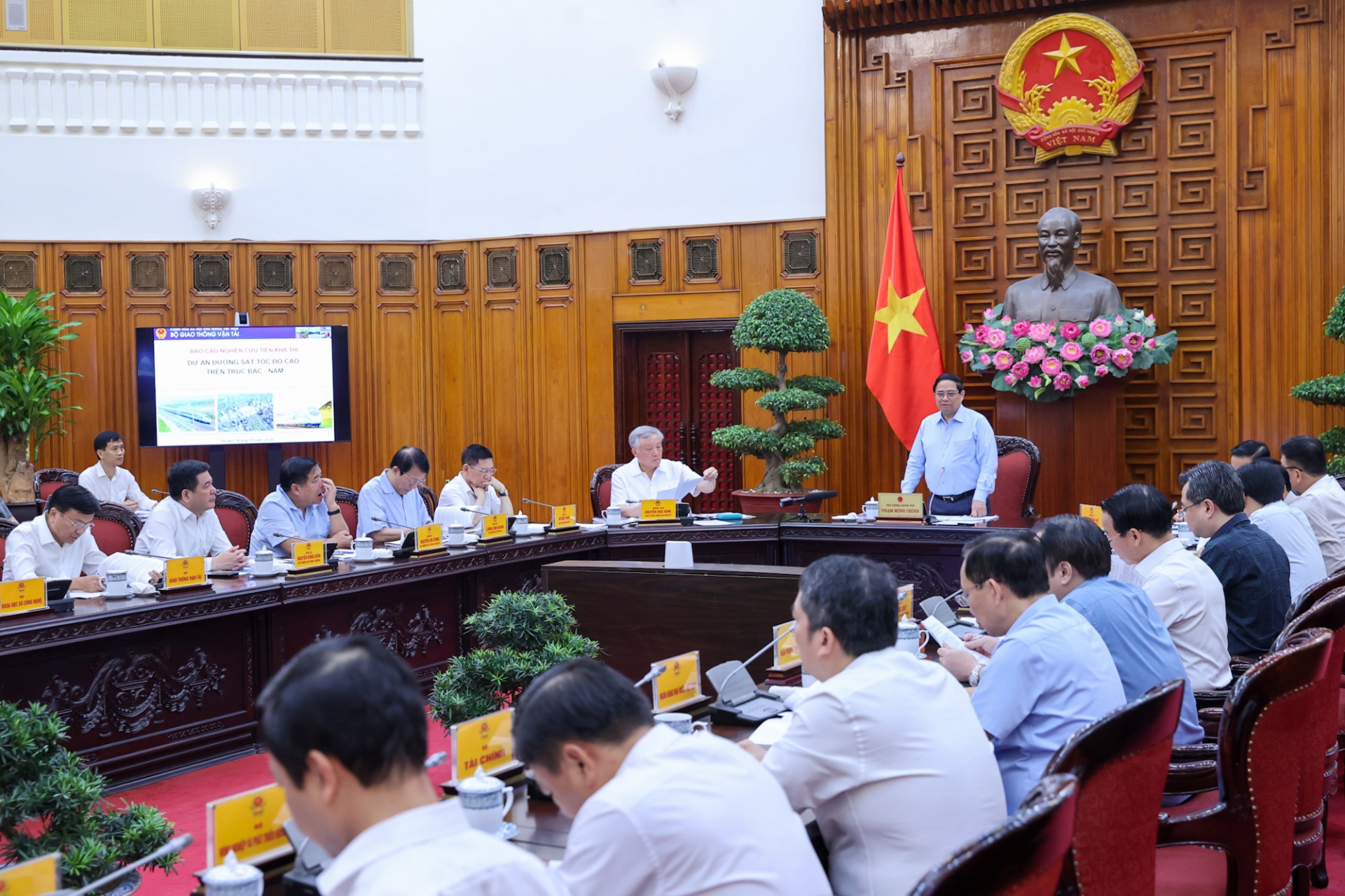 Thủ tướng nhấn mạnh, cần nghiên cứu đề xuất phương án đầu tư tuyến đường sắt tốc độ cao trục Bắc-Nam với hướng tuyến thẳng nhất có thể - Ảnh: VGP Thủ tướng nhấn mạnh, cần nghiên cứu đề xuất phương án đầu tư tuyến đường sắt tốc độ cao trục Bắc-Nam với hướng tuyến thẳng nhất có thể - Ảnh: VGP