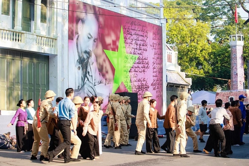 RỘN RÀNG “NGÀY HỘI VĂN HÓA VÌ HÒA BÌNH” CHÀO MỪNG KỶ NIỆM 70 NĂM NGÀY GIẢI PHÓNG THỦ ĐÔ. Rộn ràng “Ngày hội văn hóa vì hòa bình” chào mừng kỷ niệm 70 năm ngày Giải phóng Thủ đô