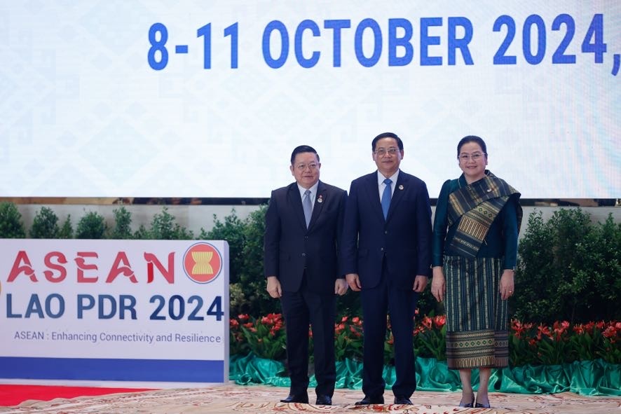Thủ tướng Lào Sonexay Siphandone và Phu nhân và Tổng Thư ký ASEAN Kao Kim Hourn tại sảnh Trung tâm Hội nghị Quốc gia Lào - Ảnh: VGP