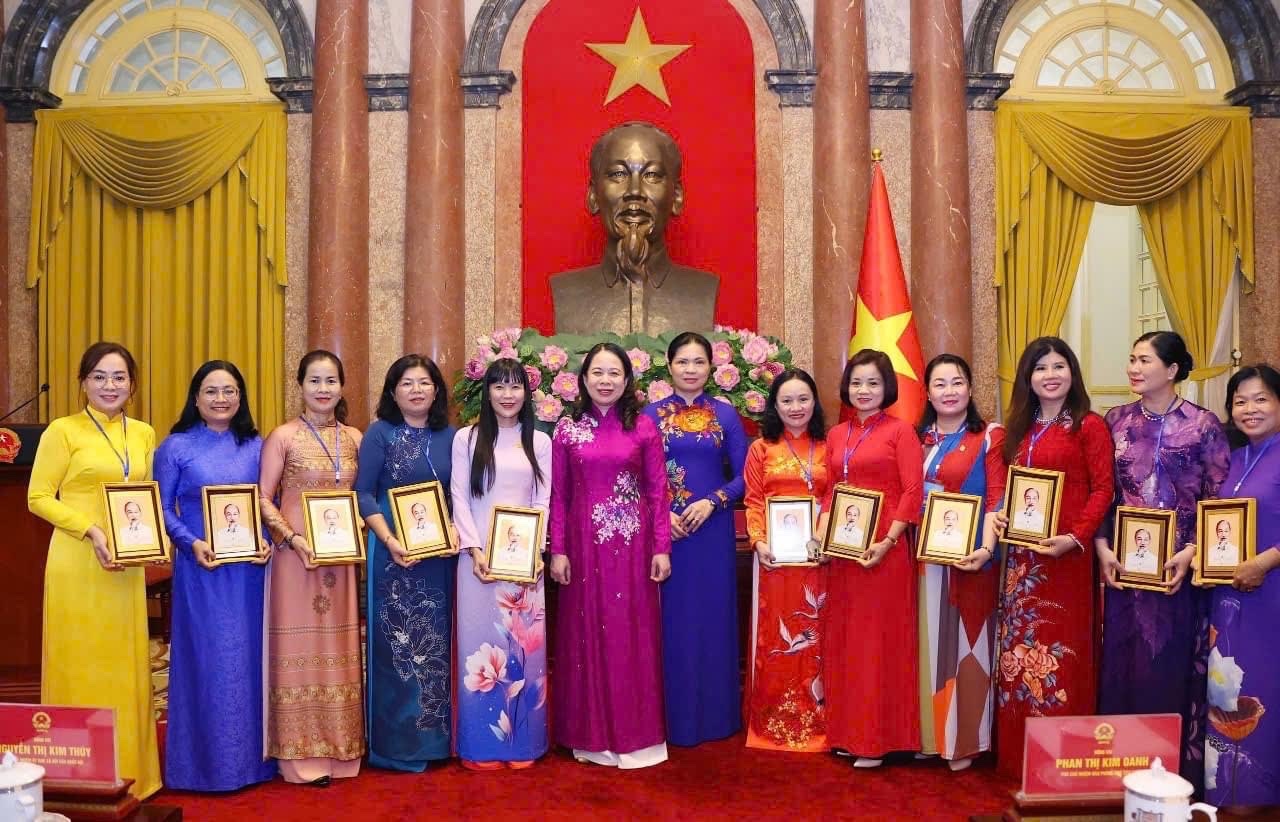 Bà Trịnh Thị Hồng Vân - Chủ tịch Hội đồng thành viên Công ty Yến Sào Khánh Hòa vinh dự nhận bằng khen của Hội LHPN Việt Nam Bà Trịnh Thị Hồng Vân - Chủ tịch Hội đồng thành viên Công ty Yến Sào Khánh Hòa vinh dự nhận bằng khen của Hội LHPN Việt Nam