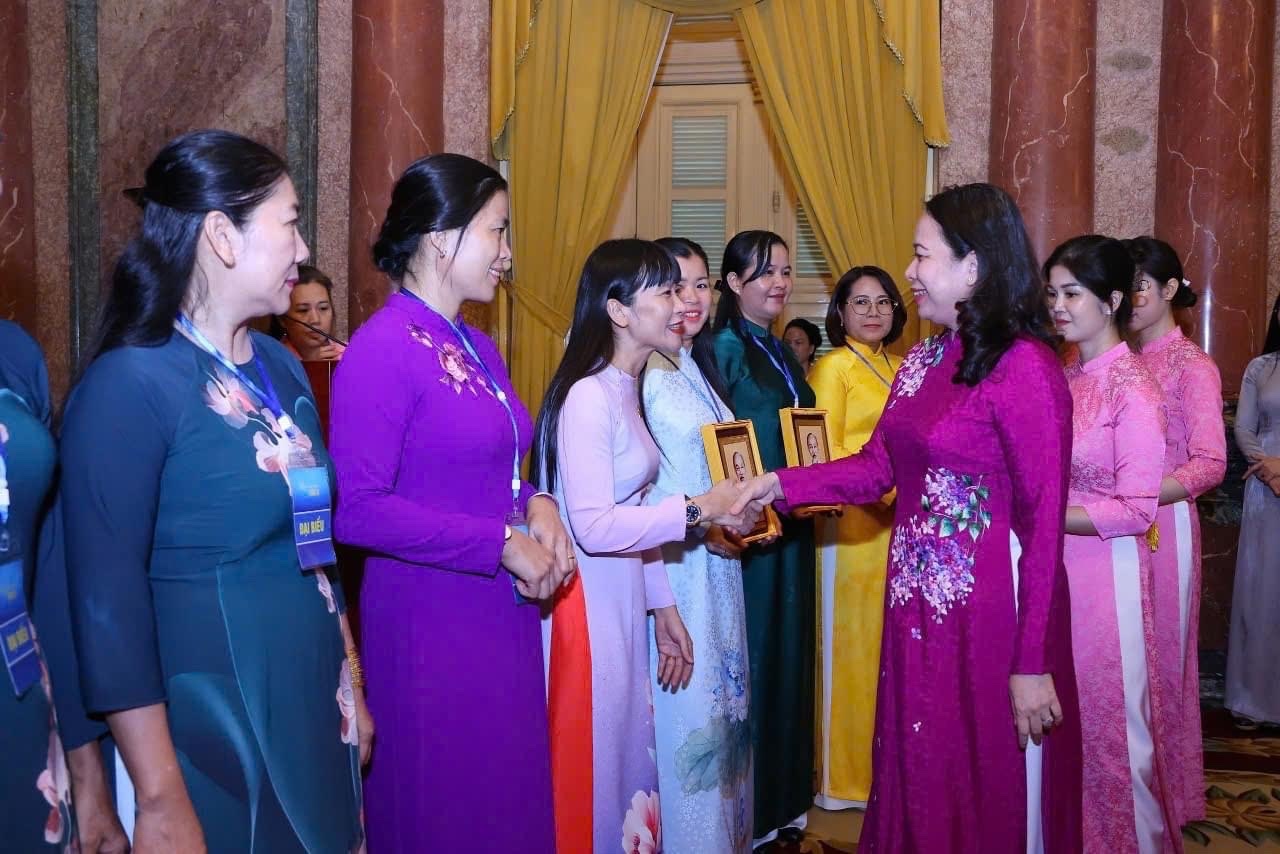 Bà Trịnh Thị Hồng Vân - Chủ tịch Hội đồng thành viên Công ty Yến Sào Khánh Hòa vinh dự nhận bằng khen của Hội LHPN Việt Nam Bà Trịnh Thị Hồng Vân - Chủ tịch Hội đồng thành viên Công ty Yến Sào Khánh Hòa vinh dự nhận bằng khen của Hội LHPN Việt Nam