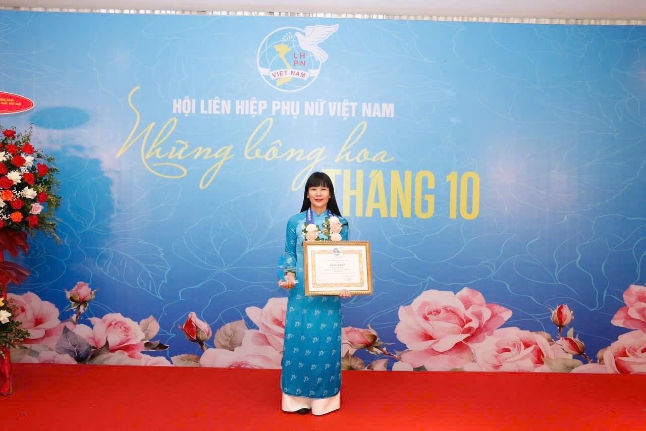 Bà Trịnh Thị Hồng Vân - Chủ tịch Hội đồng thành viên Công ty Yến Sào Khánh Hòa vinh dự nhận bằng khen của Hội LHPN Việt Nam Bà Trịnh Thị Hồng Vân - Chủ tịch Hội đồng thành viên Công ty Yến Sào Khánh Hòa vinh dự nhận bằng khen của Hội LHPN Việt Nam