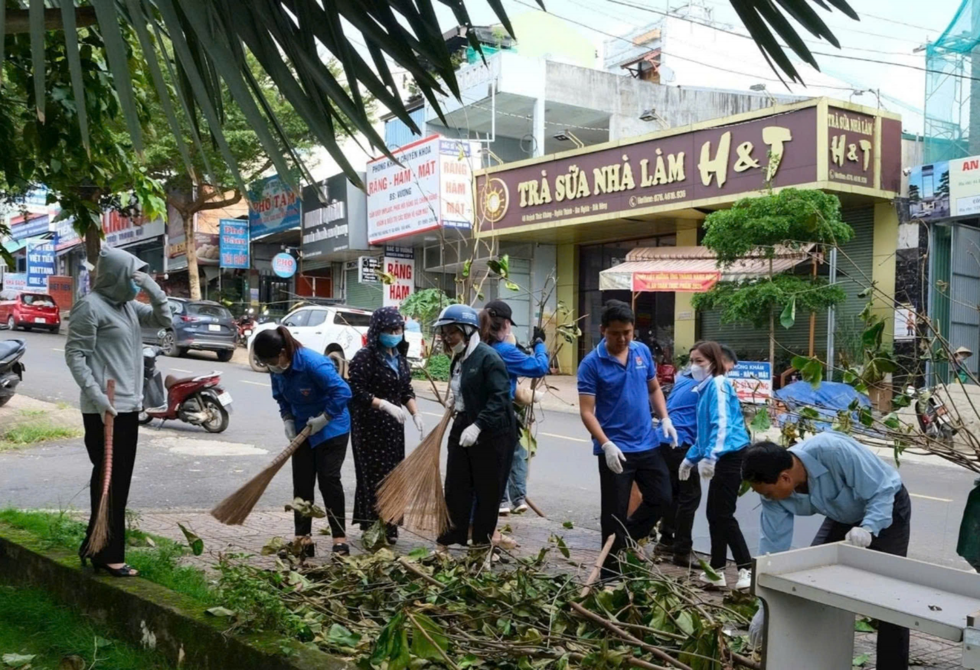 Người dân tham gia dọn dẹp môi trường tại TP. Gia Nghĩa Người dân tham gia dọn dẹp môi trường tại TP. Gia Nghĩa