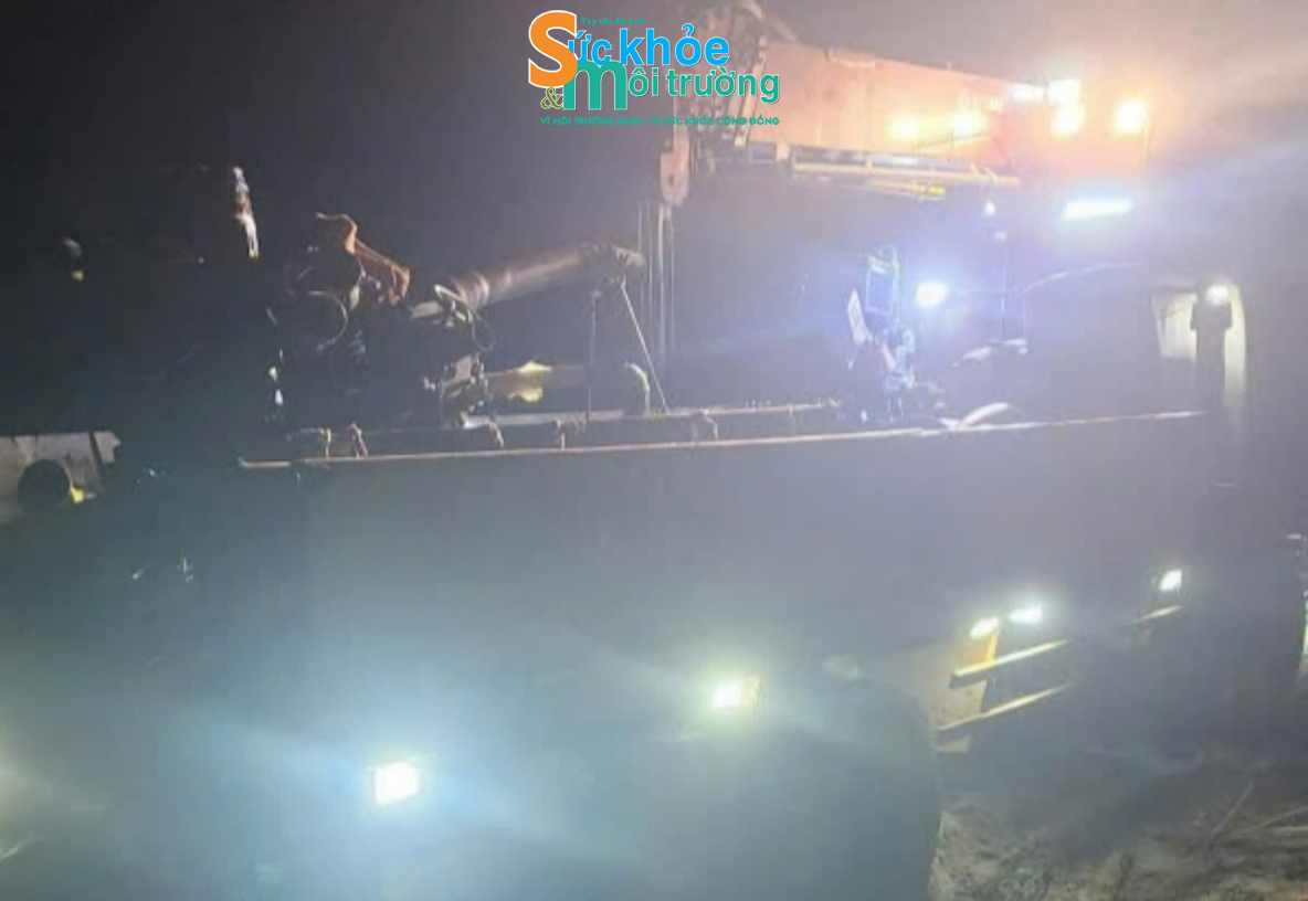 Lực lượng chức năng đưa tang vật về để tiến hành xử lý