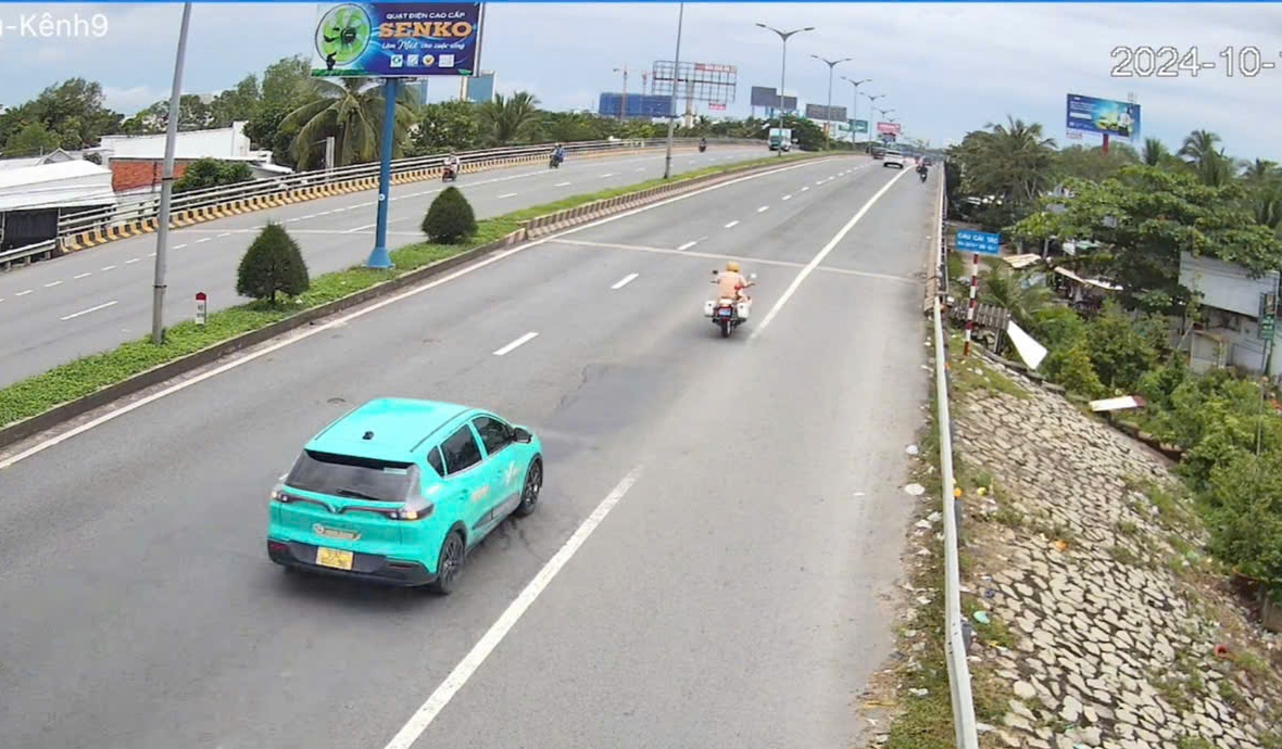 Cần Thơ: Cảnh sát Giao thông mở đường cho xe taxi chở sản phụ vỡ ối đến bệnh viện an toàn