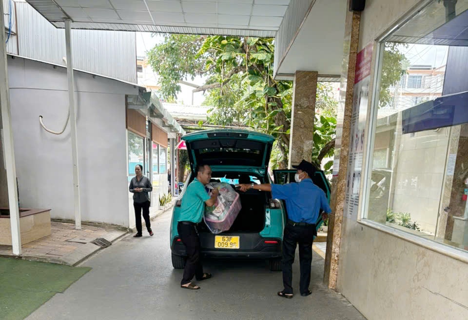 Cần Thơ: Cảnh sát Giao thông mở đường cho xe taxi chở sản phụ vỡ ối đến bệnh viện an toàn