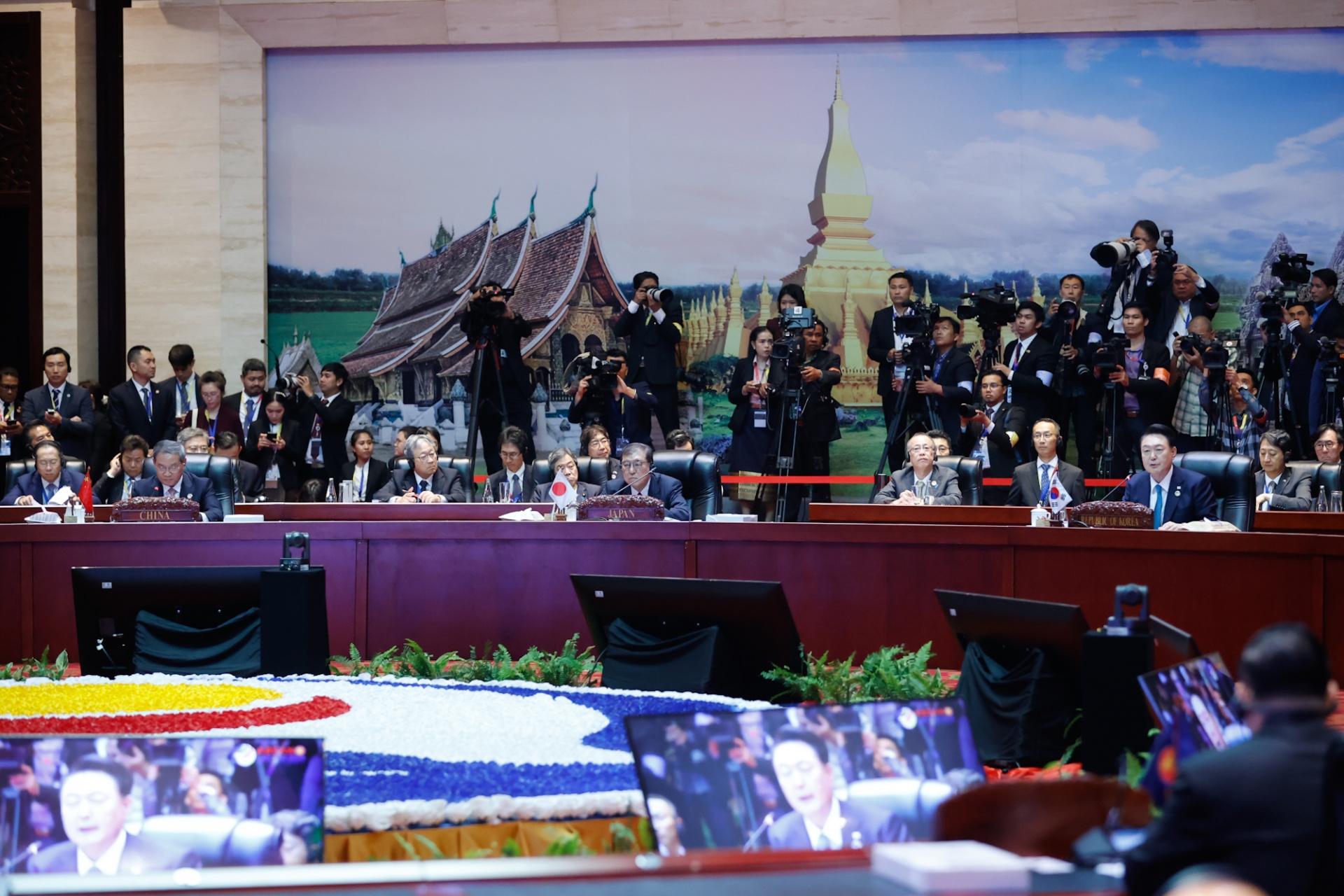 Lãnh đạo các nước cũng nhấn mạnh thúc đẩy giao lưu nhân dân, phát huy vai trò và giá trị của ASEAN+3 đóng góp tích cực hơn cho hòa bình, ổn định, hợp tác và phát triển khu vực - Ảnh: VGP Lãnh đạo các nước cũng nhấn mạnh thúc đẩy giao lưu nhân dân, phát huy vai trò và giá trị của ASEAN+3 đóng góp tích cực hơn cho hòa bình, ổn định, hợp tác và phát triển khu vực - Ảnh: VGP