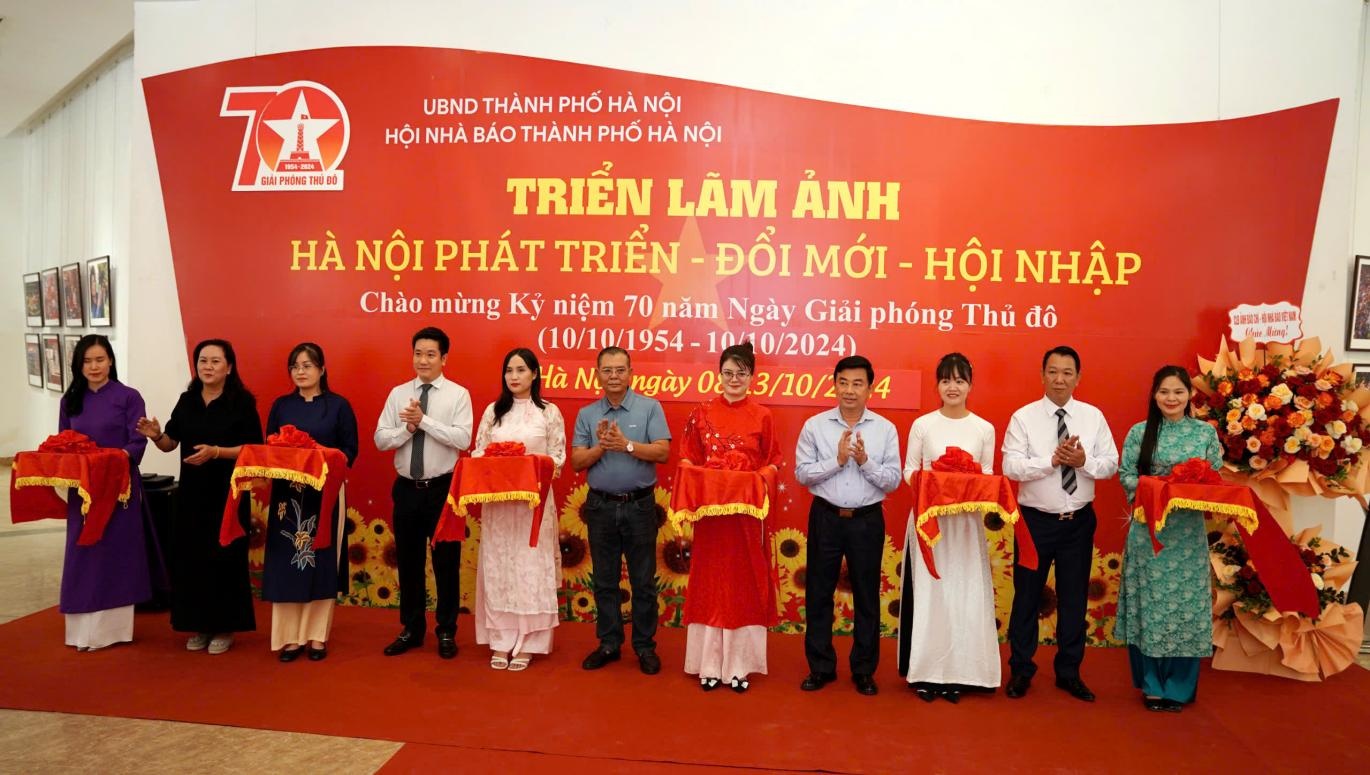 Triển lãm ảnh “Hà Nội phát triển, đổi mới, hội nhập”